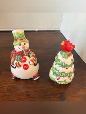 Fitz and Floyd "Holly Hat Snowman" 1996 ceramic salt and pepper shaker set.